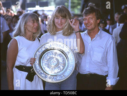 London, Grossbritannien. 12 Juni, 2019. Steffi Graf wird 50 Am 14. Juni 2019, Tennis, Wimbledon 1991, Frauen endg. - Steffi Graf, mit ihren Eltern Heidi und Peter und das Wimbledon Schale Ã Â | Nutzung der weltweiten Kredit: dpa/Alamy leben Nachrichten Stockfoto