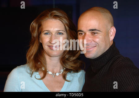 Steffi Graf wird 50 Am 14. Juni 2019, Steffi Graf, GER und Ehemann Andre Agassi, USA, an der Johannes B. Kerner Show, Tennis. 04.04.2006 å | Verwendung weltweit Stockfoto