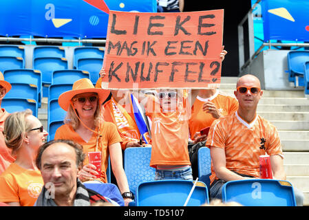 Le Havre, Frankreich. 11 Juni, 2019. Wenig Holländer Madel mit Schild "lieke sie mich umarmte", 11.06.2019, Le Havre (Frankreich), Fußball, FIFA Frauen-WM 2019, Neuseeland, Niederlande, FIFA-BESTIMMUNGEN VERBIETEN DIE VERWENDUNG DER FOTOGRAFIE ALS BILD-SEQUENZEN UND/ODER QUASI-VIDEO. | Verwendung der weltweiten Kredit: dpa/Alamy leben Nachrichten Stockfoto