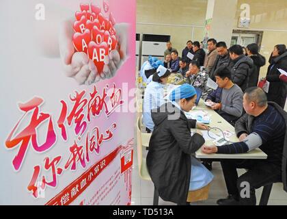 (190612) - Peking, 12. Juni 2019 (Xinhua) - freiwillige Teilnahme an einer Blutspende Veranstaltung in Lanzhou, im Osten der chinesischen Provinz Jiangsu, Jan. 17, 2019. China verfügt über mehr als 20 Jahre in Folge Wachstum in der Anzahl der freiwilligen Blutspenden erlebt, von rund 300.000 im Jahr 1998 auf fast 15 Millionen im Jahr 2018, ein Beamter mit der nationalen Gesundheit Kommission (NHC) kündigte am 10. Juni 2019. Das Volumen der Blut sammelte auch gesehen hat, eine deutliche Steigerung um mehr als das Vierfache seit der Blutspende Gesetz im Jahr 1998 nahm, sagte Zhou Changqiang, stellvertretender Direktor des NHC Medizinische Stockfoto