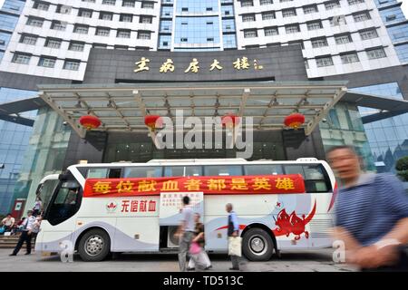 (190612) - Peking, 12. Juni 2019 (Xinhua) - die Leute gehen zu einem bloodmobile Blut vor einem Krankenhaus im Südwesten Chinas Chongqing Gemeinde, Juni 14, 2012 zu spenden. China verfügt über mehr als 20 Jahre in Folge Wachstum in der Anzahl der freiwilligen Blutspenden erlebt, von rund 300.000 im Jahr 1998 auf fast 15 Millionen im Jahr 2018, ein Beamter mit der nationalen Gesundheit Kommission (NHC) kündigte am 10. Juni 2019. Das Volumen der Blut sammelte auch gesehen hat, eine deutliche Steigerung um mehr als das Vierfache seit der Blutspende Gesetz im Jahr 1998 nahm, sagte Zhou Changqiang, stellvertretender d Stockfoto