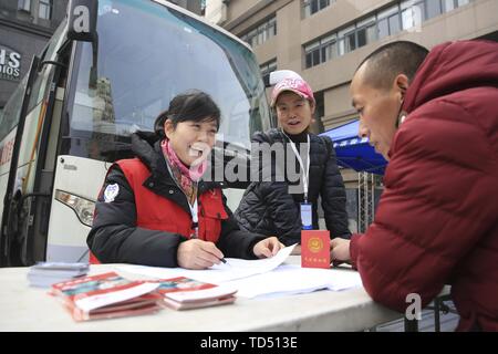 (190612) - Peking, 12. Juni 2019 (Xinhua) - ein Freiwilliger (L) arbeitet für freiwilligen Blutspende in Beibei District Chongqing Municipalitiy, im Südwesten von China, November 26, 2017. China verfügt über mehr als 20 Jahre in Folge Wachstum in der Anzahl der freiwilligen Blutspenden erlebt, von rund 300.000 im Jahr 1998 auf fast 15 Millionen im Jahr 2018, ein Beamter mit der nationalen Gesundheit Kommission (NHC) kündigte am 10. Juni 2019. Das Volumen der Blut sammelte auch gesehen hat, eine deutliche Steigerung um mehr als das Vierfache seit der Blutspende Gesetz im Jahr 1998 nahm, sagte Zhou Changqia Stockfoto