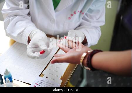 (190612) - Peking, 12. Juni 2019 (Xinhua) - ein Arzt nimmt Blutprobe von einem Blut Spender in Xi'an, die Hauptstadt der Provinz Shaanxi im Nordwesten Chinas, Aug 19., 2017. China verfügt über mehr als 20 Jahre in Folge Wachstum in der Anzahl der freiwilligen Blutspenden erlebt, von rund 300.000 im Jahr 1998 auf fast 15 Millionen im Jahr 2018, ein Beamter mit der nationalen Gesundheit Kommission (NHC) kündigte am 10. Juni 2019. Das Volumen der Blut sammelte auch gesehen hat, eine deutliche Steigerung um mehr als das Vierfache seit der Blutspende Gesetz im Jahr 1998 nahm, sagte Zhou Changqiang, stellvertretender Direktor Stockfoto