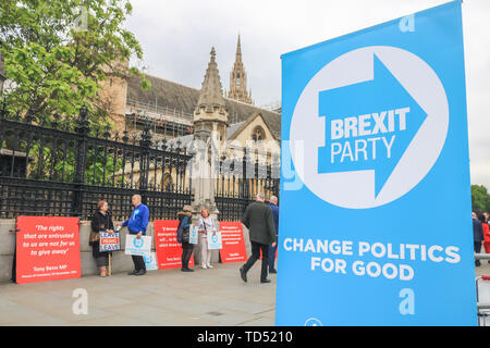 London, Großbritannien. 12 Juni, 2019. Proteste Zeichen von pro Demonstranten lassen außerhalb des Parlaments an dem Tag, an dem die Labour Party bereitet Tabelle eine parteiübergreifende Bewegung, um zu versuchen, einen künftigen Ministerpräsidenten durch eine nicht-deal Brexit gegen den Willen des MPs mit starken Quoten auf Pro Brexit frontrunner Boris Johnson gelingen Theresa May, die bevorzugt eine Kein Deal Credit: Amer ghazzal/Alamy Leben Nachrichten zu stoppen Stockfoto