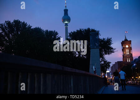 Berlin, Deutschland. 12 Juni, 2019. Ein paar Spaziergänge auf der Rathausbrücke in Richtung Rotes Rathaus in der blauen Stunde. Credit: Lisa Ducret/dpa/ZB/dpa/Alamy leben Nachrichten Stockfoto