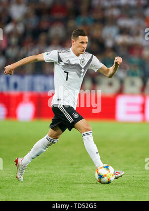 Mainz, Deutschland. 11 Juni, 2019. Julian Draxler, DFB 7 Antriebe, Steuerungen, die Kugel, Action, full-size, Single Action, Einzelaktion, mit Kugel, vollen Körper, ganze Zahl, Ausschnitt, einzelne Schüsse, Kugel Behandlung, Pick-up, Schneidwerk, Ausschneiden Einzelaktion, Deutschland - ESTLAND 8-0 Wichtig: DFB-Bestimmungen verbieten die Verwendung von Fotografien als Bildsequenzen und/oder quasi-Video. Die Qualifikation für die Europameisterschaft, EM Quali, 2020 Saison 2018/2019, 11. Juni 2019 in Mainz, Deutschland. Credit: Peter Schatz/Alamy leben Nachrichten Stockfoto