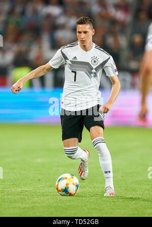 Mainz, Deutschland. 11 Juni, 2019. Julian Draxler, DFB 7 Antriebe, Steuerungen, die Kugel, Action, full-size, Single Action, Einzelaktion, mit Kugel, vollen Körper, ganze Zahl, Ausschnitt, einzelne Schüsse, Kugel Behandlung, Pick-up, Schneidwerk, Ausschneiden Einzelaktion, Deutschland - ESTLAND 8-0 Wichtig: DFB-Bestimmungen verbieten die Verwendung von Fotografien als Bildsequenzen und/oder quasi-Video. Die Qualifikation für die Europameisterschaft, EM Quali, 2020 Saison 2018/2019, 11. Juni 2019 in Mainz, Deutschland. Credit: Peter Schatz/Alamy leben Nachrichten Stockfoto