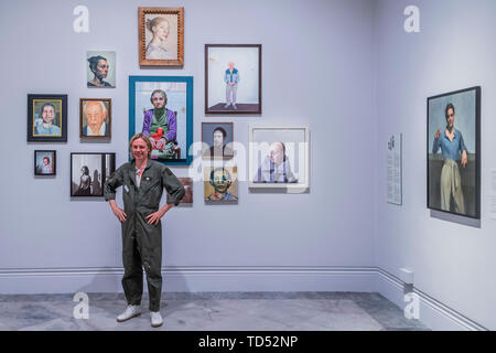 London, Großbritannien. 12 Juni, 2019. Bas Nijenhuis steht vor einer Wand von Werken einschließlich seiner Mädchen ohne Perle Ohrring, oben in der Mitte - der Sieger des BP Portrait Award 2019 an der National Portrait Gallery, London. Credit: Guy Bell/Alamy leben Nachrichten Stockfoto