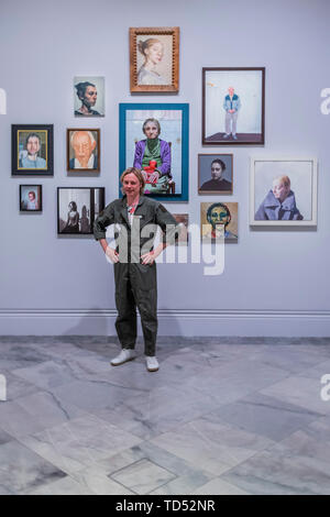 London, Großbritannien. 12 Juni, 2019. Bas Nijenhuis steht vor einer Wand von Werken einschließlich seiner Mädchen ohne Perle Ohrring, oben in der Mitte - der Sieger des BP Portrait Award 2019 an der National Portrait Gallery, London. Credit: Guy Bell/Alamy leben Nachrichten Stockfoto