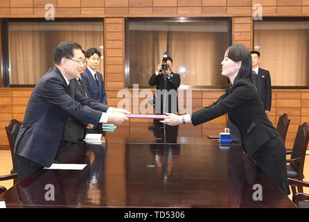 Paju, Europa, Deutschland, Baden-Württemberg, Südkorea. 12 Juni, 2019. Juni 12, 2019 - Paju, South Korea-In dieses Foto, durch die Vereinigung Ministerium, zeigt Chung Eui-yong (L), der Leiter des Südkoreanischen Präsidenten der Nationalen Sicherheit Büro und nordkoreanischen Führer Kim Jong-un-Schwester, Kim Yo-jong (R), bei einem Treffen an der Grenze Dorf Panmunjom am 12. Juni 2019, eine Nachricht und die Blumen, die Kim für die Beerdigung der ehemaligen First Lady Lee Hee geschickt zu liefern - ho, das am 10. Juni starb. Credit: Koreanische Wiedervereinigung Ministr/ZUMA Draht/Alamy leben Nachrichten Stockfoto