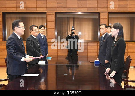 Paju, Europa, Deutschland, Baden-Württemberg, Südkorea. 12 Juni, 2019. Juni 12, 2019 - Paju, South Korea-In dieses Foto, durch die Vereinigung Ministerium, zeigt Chung Eui-yong (L), der Leiter des Südkoreanischen Präsidenten der Nationalen Sicherheit Büro und nordkoreanischen Führer Kim Jong-un-Schwester, Kim Yo-jong (R), bei einem Treffen an der Grenze Dorf Panmunjom am 12. Juni 2019, eine Nachricht und die Blumen, die Kim für die Beerdigung der ehemaligen First Lady Lee Hee geschickt zu liefern - ho, das am 10. Juni starb. Credit: Koreanische Wiedervereinigung Ministr/ZUMA Draht/Alamy leben Nachrichten Stockfoto