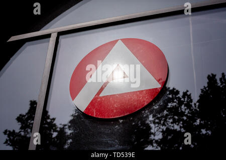 Berlin, Deutschland. 12 Juni, 2019. Am Tag der Präsentation der Nationalen Weiterbildung Strategie von Bund, Ländern, den Sozialpartnern und der Bundesagentur für Arbeit, ist die Sonne im Logo der Agentur für Arbeit in Berlin Mitte nieder. Credit: Christoph Soeder/dpa/Alamy leben Nachrichten Stockfoto