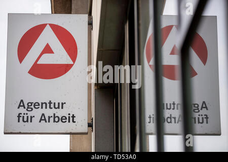 Berlin, Deutschland. 12 Juni, 2019. Am Tag der Präsentation der Nationalen Weiterbildung Strategie von Bund, Ländern, den Sozialpartnern und der Bundesagentur für Arbeit, ist die Sonne im Logo der Agentur für Arbeit in Berlin Mitte nieder. Credit: Christoph Soeder/dpa/Alamy leben Nachrichten Stockfoto