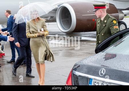 Dublin, Irland. 12 Juni, 2019. König und Königin Maxima Willem-Alexander der Niederlande bei Ankunft am Flughafen in Dublin am 12. Juni 2019, am 1. eines 3 Tage Zustand - Besuch in Irland auf Einladung des Präsidenten Higgins Foto: Albert Nieboer/Niederlande/Point de Vue | Quelle: dpa/Alamy leben Nachrichten Stockfoto