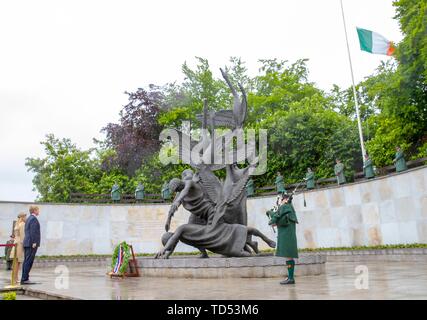 Dublin, Irland. 12 Juni, 2019. König und Königin Maxima Willem-Alexander der Niederlande bei der Garten der Erinnerung in Dublin, am 12. Juni 2019, für die Kranzniederlegung am 1. eines 3 Tage Zustand - Besuch in Irland Foto: Albert Nieboer/Niederlande/Point de Vue | Quelle: dpa/Alamy leben Nachrichten Stockfoto