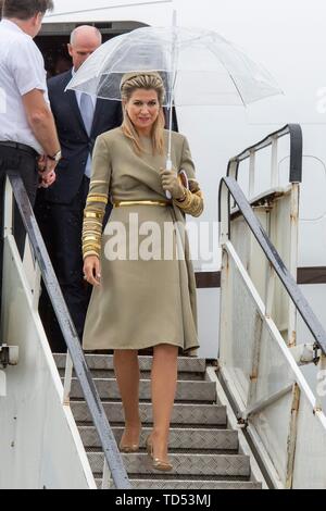 Dublin, Irland. 12 Juni, 2019. König und Königin Maxima Willem-Alexander der Niederlande bei Ankunft am Flughafen in Dublin am 12. Juni 2019, am 1. eines 3 Tage Zustand - Besuch in Irland auf Einladung des Präsidenten Higgins Foto: Albert Nieboer/Niederlande/Point de Vue | Quelle: dpa/Alamy leben Nachrichten Stockfoto