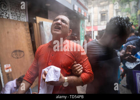 Kolkata, Indien. 12 Juni, 2019. Kolkata, Indien. 12 Juni, 2019. BJP Generalsekretär von Westbengalen, Raju Banerjee wird verletzt, als die Polizei Tränengas während des Protestes in Kalkutta. Bharatiya Janata Party workers Protest gegen die Tötungen von der BJP Arbeiter und auch auf die angebliche Verschlechterung der Lage im Bereich von Recht und Ordnung im Staat, die Polizei setzte Wasserwerfer und gas Tanks gegen die Demonstranten, die eine Rallye in Kolkata Polizeipräsidium statt. Credit: SOPA Images Limited/Alamy leben Nachrichten Stockfoto