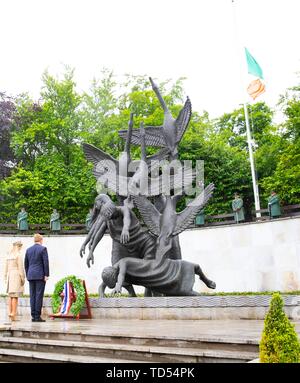 Dublin, Irland. 12 Juni, 2019. König und Königin Maxima Willem-Alexander der Niederlande bei der Garten der Erinnerung in Dublin, am 12. Juni 2019, für die Kranzniederlegung am 1. eines 3 Tage Zustand - Besuch in Irland Foto: Albert Nieboer/Niederlande/Point de Vue | Quelle: dpa/Alamy leben Nachrichten Stockfoto