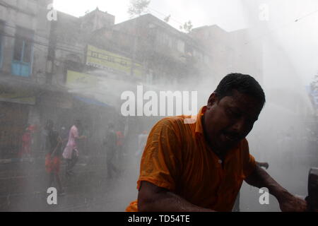 Kolkata, Indien. 12 Juni, 2019. Wasserwerfer und Tränengas gegen die Demonstranten wurde von der Polizei während der Demonstration gefeuert. Die BJP-Führer verkündete ein Demonstrationszug in Richtung Laalbazar, Polizei HQ von Westbengalen nach drei seiner Arbeitnehmer in Gewalt in Sandeshkhali in Nord 24 Parganas Bezirk in der vergangenen Woche getötet wurden. Ihr Protest März bis Kolkata Polizei Hauptquartier in der Stadt Lalbazar Bereich gedreht heftig am Mittwoch, als die Partei der Arbeitnehmer mit der Polizei aneinandergeraten. Credit: SOPA Images Limited/Alamy leben Nachrichten Stockfoto