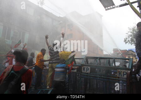 Kolkata, Indien. 12 Juni, 2019. Wasserwerfer und Tränengas gegen die Demonstranten wurde von der Polizei während der Demonstration gefeuert. Die BJP-Führer verkündete ein Demonstrationszug in Richtung Laalbazar, Polizei HQ von Westbengalen nach drei seiner Arbeitnehmer in Gewalt in Sandeshkhali in Nord 24 Parganas Bezirk in der vergangenen Woche getötet wurden. Ihr Protest März bis Kolkata Polizei Hauptquartier in der Stadt Lalbazar Bereich gedreht heftig am Mittwoch, als die Partei der Arbeitnehmer mit der Polizei aneinandergeraten. Credit: SOPA Images Limited/Alamy leben Nachrichten Stockfoto