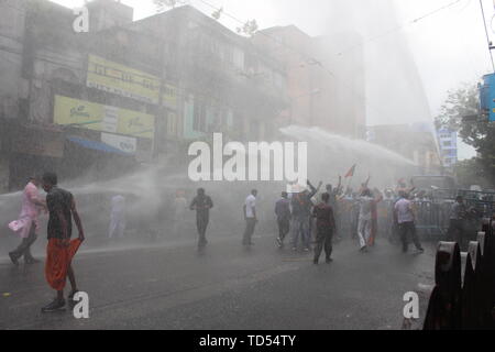 Kolkata, Indien. 12 Juni, 2019. Wasserwerfer und Tränengas gegen die Demonstranten wurde von der Polizei während der Demonstration gefeuert. Die BJP-Führer verkündete ein Demonstrationszug in Richtung Laalbazar, Polizei HQ von Westbengalen nach drei seiner Arbeitnehmer in Gewalt in Sandeshkhali in Nord 24 Parganas Bezirk in der vergangenen Woche getötet wurden. Ihr Protest März bis Kolkata Polizei Hauptquartier in der Stadt Lalbazar Bereich gedreht heftig am Mittwoch, als die Partei der Arbeitnehmer mit der Polizei aneinandergeraten. Credit: SOPA Images Limited/Alamy leben Nachrichten Stockfoto