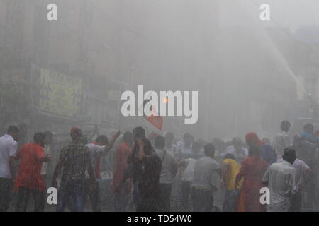 Kolkata, Indien. 12 Juni, 2019. Wasserwerfer und Tränengas gegen die Demonstranten wurde von der Polizei während der Demonstration gefeuert. Die BJP-Führer verkündete ein Demonstrationszug in Richtung Laalbazar, Polizei HQ von Westbengalen nach drei seiner Arbeitnehmer in Gewalt in Sandeshkhali in Nord 24 Parganas Bezirk in der vergangenen Woche getötet wurden. Ihr Protest März bis Kolkata Polizei Hauptquartier in der Stadt Lalbazar Bereich gedreht heftig am Mittwoch, als die Partei der Arbeitnehmer mit der Polizei aneinandergeraten. Credit: SOPA Images Limited/Alamy leben Nachrichten Stockfoto