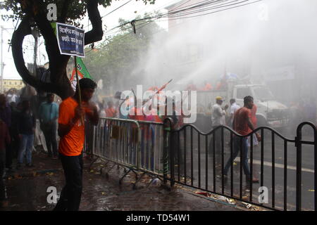 Kolkata, Indien. 12 Juni, 2019. Wasserwerfer und Tränengas gegen die Demonstranten wurde von der Polizei während der Demonstration gefeuert. Die BJP-Führer verkündete ein Demonstrationszug in Richtung Laalbazar, Polizei HQ von Westbengalen nach drei seiner Arbeitnehmer in Gewalt in Sandeshkhali in Nord 24 Parganas Bezirk in der vergangenen Woche getötet wurden. Ihr Protest März bis Kolkata Polizei Hauptquartier in der Stadt Lalbazar Bereich gedreht heftig am Mittwoch, als die Partei der Arbeitnehmer mit der Polizei aneinandergeraten. Credit: SOPA Images Limited/Alamy leben Nachrichten Stockfoto