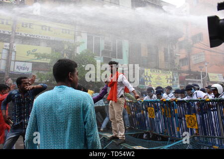 Kolkata, Indien. 12 Juni, 2019. Wasserwerfer und Tränengas gegen die Demonstranten wurde von der Polizei während der Demonstration gefeuert. Die BJP-Führer verkündete ein Demonstrationszug in Richtung Laalbazar, Polizei HQ von Westbengalen nach drei seiner Arbeitnehmer in Gewalt in Sandeshkhali in Nord 24 Parganas Bezirk in der vergangenen Woche getötet wurden. Ihr Protest März bis Kolkata Polizei Hauptquartier in der Stadt Lalbazar Bereich gedreht heftig am Mittwoch, als die Partei der Arbeitnehmer mit der Polizei aneinandergeraten. Credit: SOPA Images Limited/Alamy leben Nachrichten Stockfoto