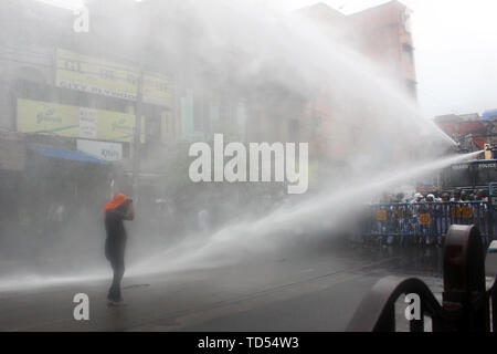 Kolkata, Indien. 12 Juni, 2019. Wasserwerfer und Tränengas gegen die Demonstranten wurde von der Polizei während der Demonstration gefeuert. Die BJP-Führer verkündete ein Demonstrationszug in Richtung Laalbazar, Polizei HQ von Westbengalen nach drei seiner Arbeitnehmer in Gewalt in Sandeshkhali in Nord 24 Parganas Bezirk in der vergangenen Woche getötet wurden. Ihr Protest März bis Kolkata Polizei Hauptquartier in der Stadt Lalbazar Bereich gedreht heftig am Mittwoch, als die Partei der Arbeitnehmer mit der Polizei aneinandergeraten. Credit: SOPA Images Limited/Alamy leben Nachrichten Stockfoto