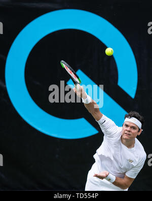 Stuttgart, Deutschland. 12 Juni, 2019. Tennis: ATP-Tour: Stuttgart, Einzelne, Männer, Runde 16: Tsonga (Frankreich) - raonic (Kanada). Milos Raonic Streiks. Credit: Silas Stein/dpa/Alamy leben Nachrichten Stockfoto