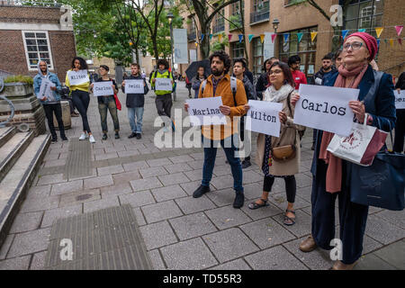 London, Großbritannien. 12. Juni 2019. 10 Jahre nach SOAS London University arbeitete mit Outsourcing Unternehmen ISS und der UK Border Agency Vermittlung von früh morgens einen 'Meeting' für Reiniger, abgefragt werden, und neun deportiert, Leute getroffen auf der SOAS Schritte zu erinnern und die Aktion verurteilen und halten Plakate mit den Namen der Deportierten. Reiniger, Lehrer-, Schüler und Anhänger sprach über die Veranstaltung und die anhaltenden Kampf um Soas um bis zu den Idealen es propagiert. Peter Marshall / alamy Leben Nachrichten Stockfoto