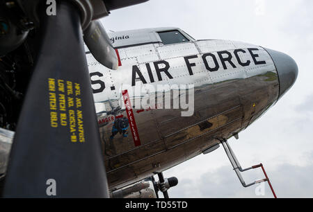 12. Juni 2019, Niedersachsen Faßberg: Eine historische Douglas DC-3, auch bekannt als die "Rosinenbomber", steht nach der Landung auf dem Gelände der Bundeswehr Fliegerhorst Faßberg und wird fotografiert. In Erinnerung an die Berliner Luftbrücke vor 70 Jahren, Flugzeuge des Typs DC-3, auch "Rosinenbomber", wurden aus verschiedenen Ländern geflogen. Foto: Philipp Schulze/dpa Stockfoto