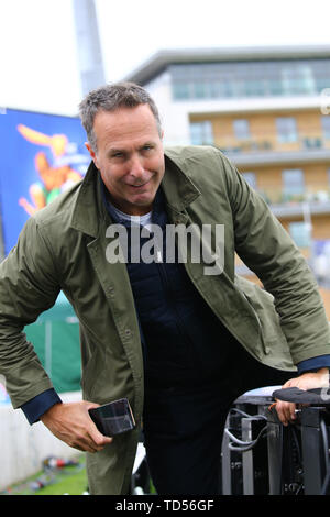 Taunton, Großbritannien. 12 Juni, 2019. Ehemalige England Cricket Team Captain und Rundfunksprecher Michael Vaughan Kämpfe um die Werbeflächen während der Australien v Pakistan, ICC Cricket World Cup Match. In der Grafschaft, Taunton. Quelle: European Sports Fotografische Agentur/Alamy leben Nachrichten Stockfoto