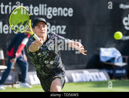 Stuttgart, Deutschland. 12 Juni, 2019. Tennis: ATP-Tour: Stuttgart, Einzelne, Männer, Runde 16: Struff (Deutschland) - Kecmanovic (Serbien). Miomir Kecmanovic in Aktion. Credit: Silas Stein/dpa/Alamy leben Nachrichten Stockfoto