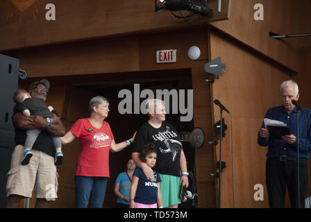 Chicago, Illinois, USA. 9. Juni, 2019. Abteilung für Kulturelle Angelegenheiten Direktor Mark Kelly liest Bürgermeister Lightfoot Erklärung vom 9. Juni wie Michael Ledbetter Tag in Chicago (Credit Bild: © Karen I. HirschZUMA Draht) Stockfoto