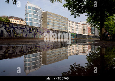 Berlin, Deutschland. 12 Juni, 2019. Gebäude am Ufer der Spree zwischen Charlottenburg und Moabit sind in einer Pfütze wider. Credit: Christoph Soeder/dpa/Alamy leben Nachrichten Stockfoto