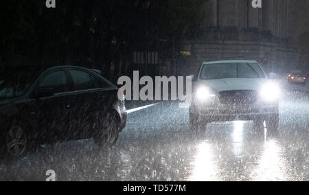 Berlin, Deutschland. 12 Juni, 2019. Ein Fahrzeug fährt auf einer nassen Straße. Credit: Paul Zinken/dpa/Alamy leben Nachrichten Stockfoto