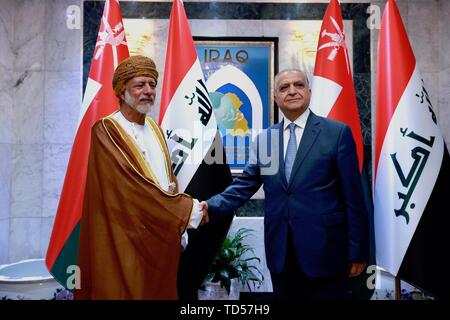 Bagdad. 12 Juni, 2019. Irakischen Außenminister Mohammed al-Hakim (R) trifft sich mit Besuch der omanischen Minister für Auswärtige Angelegenheiten Yusuf Bin Alawi bin Abdullah in Bagdad, Irak, am 12. Juni 2019. Yusuf Bin Alawi bin Abdullah kam in Bagdad am Mittwoch, Fragen von gemeinsamem Interesse zu erörtern, die Spannungen im Nahen Osten, das Irakische Außenministerium gesagt zu erleichtern. Quelle: Xinhua/Alamy leben Nachrichten Stockfoto