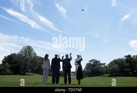 Juni 12, 2019 - Washington DC, USA - (L - R) First Lady der USA Melania Trump, US-Präsident Donald J. Trumpf, der polnische Präsident Andrzej Duda und Polnischen First Lady Agata Kornhauser-Duda Watch eine Überführung von uns Lockheed Martin F 35 Flugzeuge aus den South Lawn nach particvipating in einer Zeremonie in der diplomatischen Empfang Zimmer des Weißen Hauses in Washington, DC, USA, 12. Juni 2019. Präsident Trump und Präsident Duda eine Vereinbarung unterzeichnet, Militär, militärische Zusammenarbeit, unter anderem den Kauf von F-35 Kampfjets durch Polen und eine erhöhte US-Truppen in Polen zu erhöhen. C Stockfoto