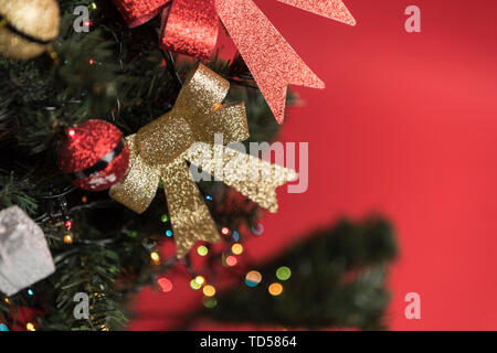 Weihnachtsgeschenk für den Christbaum. Stockfoto