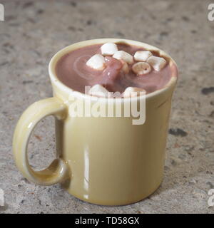 Marshmallows Spritzen in Tasse Kakao Stockfoto