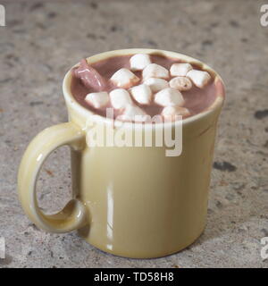 Marshmallows Spritzwasser leicht in Tasse heißen Kakao Stockfoto