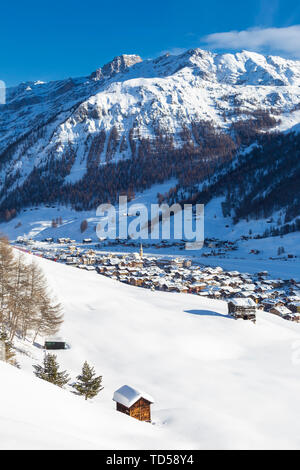 Dorf von Sun nach einem Schneefall, Livigno, Livigno, Lombardei, Italien, Europa beleuchtet Stockfoto