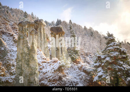 Hoodoos des Postalesio nach einem Schneefall, Postalesio, Valtellina, Lombardei, Italien, Europa Stockfoto