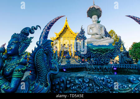 Brunnen und Eingang des Wat Rong Suea Zehn (Blau) Tempel in Chiang Rai, Thailand, Südostasien, Asien Stockfoto