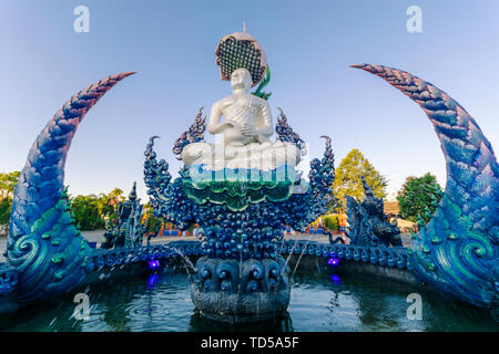 Brunnen außerhalb Wat Rong Suea Zehn (Blau) Tempel in Chiang Rai, Thailand, Südostasien, Asien Stockfoto