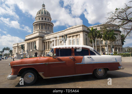 Eine rot-weiße amerikanische Auto außerhalb El Capitolio in Havanna, Kuba, Karibik, Karibik, Zentral- und Lateinamerika Stockfoto