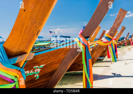 Long tail Boote auf Ko Rawi Insel in Tarutao Marine National Park, in Thailand, Südostasien, Asien Stockfoto