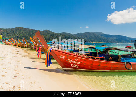 Long tail Boote auf Ko Rawi Insel in Tarutao Marine National Park, in Thailand, Südostasien, Asien Stockfoto