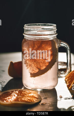 Niemand macht ein Glas zum Frühstück. Gläser trinken und Essen. Gesunde Marmelade. Dawn. Lecker Kaffee mit Zucker. Dunkel. Traditionelle hausgemachte Tasse Tee (Container) voller Hot Hot Hot Flüssigkeit Stockfoto